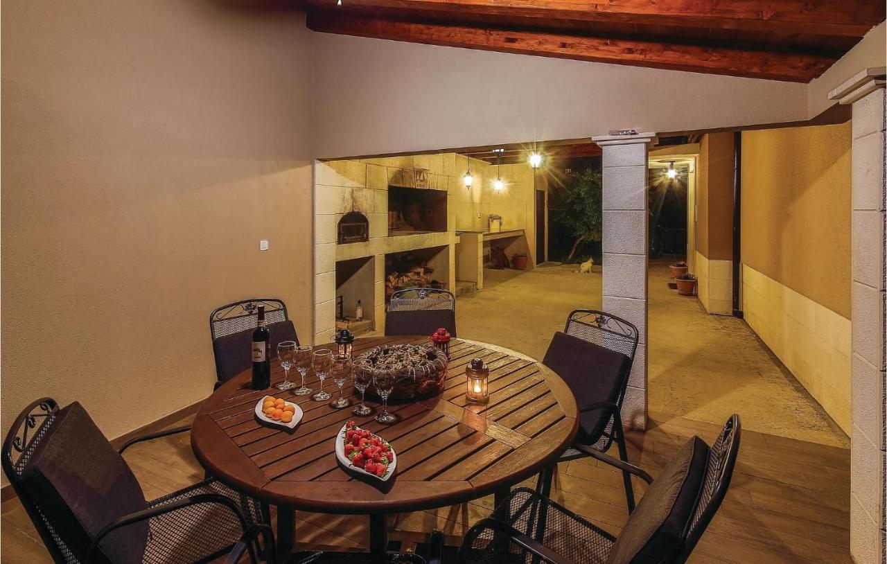 1 Bedroom Stunning Apartment In Kastel Gomilica Kastela Exterior photo